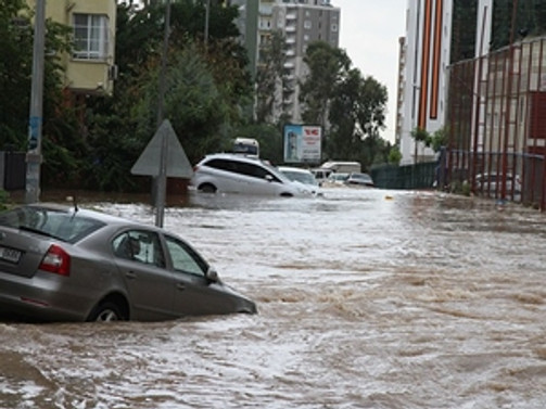 Şiddetli yağış su baskınlarına yol açtı