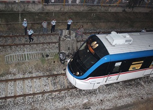 Tren rayına otomobil düştü