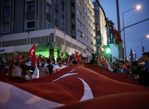 İstanbul'da 'Bayrağa Saygı' yürüyüşü