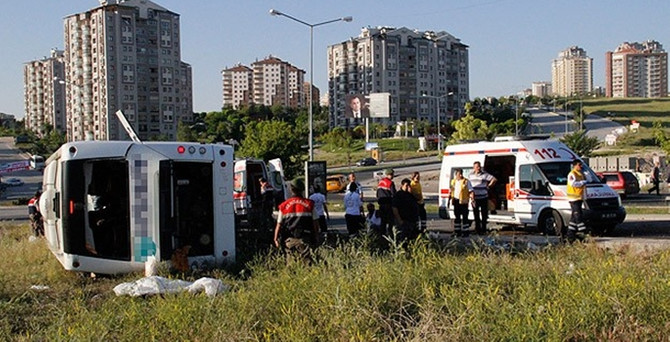 Başkentte trafik kazası: 2 ölü, 30 yaralı