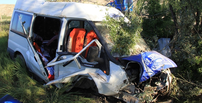 Minibüs devrildi: 17 yaralı