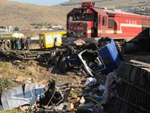 Doğu Ekspresi, TIR ile çarpıştı