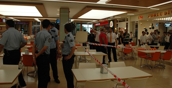 Polis, tabanca ile esnafı vurdu
