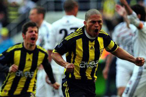 Derbi yine Cüneyt Çakır'ın