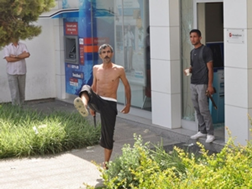 Baltalarla bankadakileri rehin aldılar