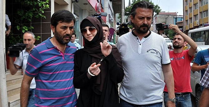 Tanınmamak için çarşaf giydi