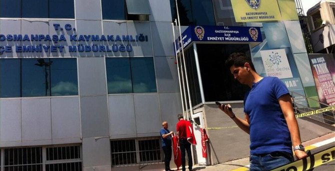 Türk bayrağını indirmeye çalışan kişi vuruldu
