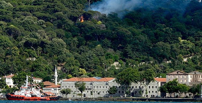 İstanbul'da bir tarih daha yanıyor