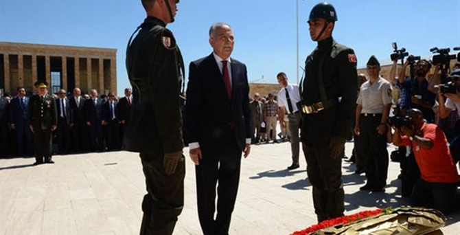 İhsanoğlu Anıtkabir'i ziyaret etti