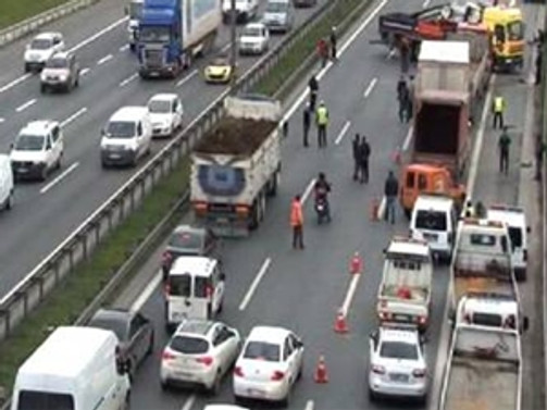 TEM'de trafiği kapatan kaza