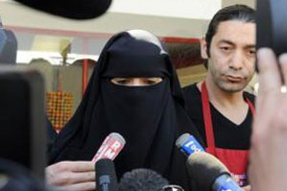 İngilizler de çarşafı istemiyor