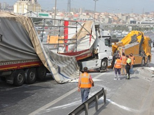 TEM'de kaza trafiği kilitledi