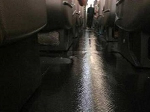 Havadaki yolcu uçağını su bastı