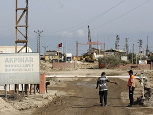 Eyüp'te iş makinesi gölete düştü