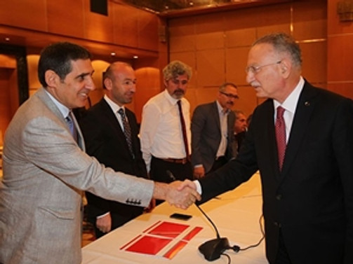 İhsanoğlu gazetecilerle buluştu