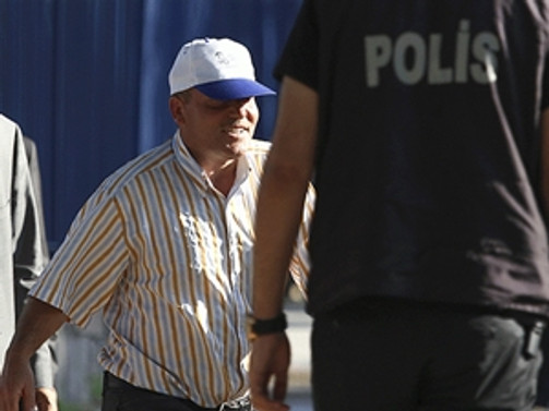 Başbakanlık önünde kendini yakmak istedi