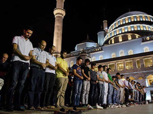 Kadir Gecesi'nde camiler doldu taştı