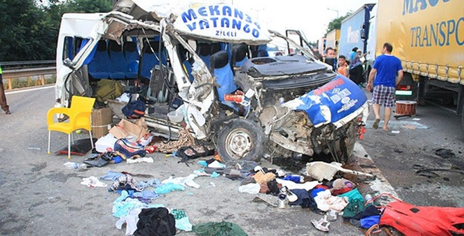 Düğüne giden midibüs kaza yaptı: 20 yaralı