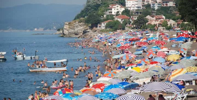 Akçakoca sahiline turist akını