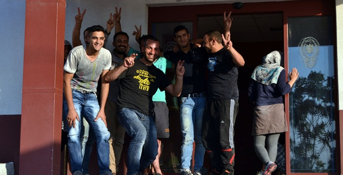 Ayvalık'ta 20 Suriyeli kaçak yakalandı
