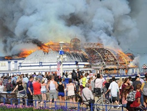 Tarihi Eastbourne iskelesi yandı