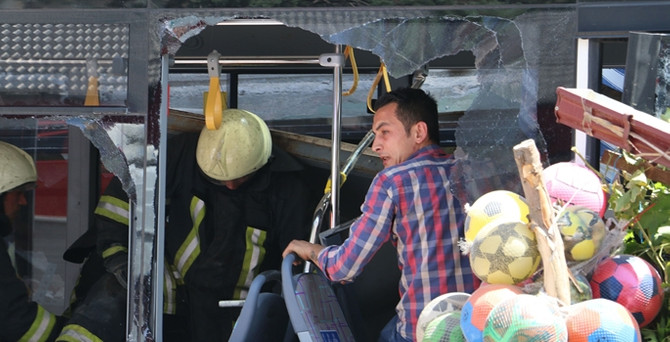 Belediye otobüsü markete girdi!
