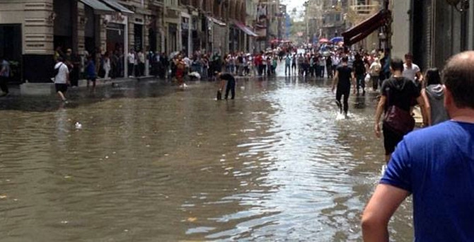 İstiklal Caddesi göle döndü