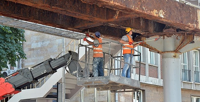 Başkent'te üst geçitte çökme tehlikesi