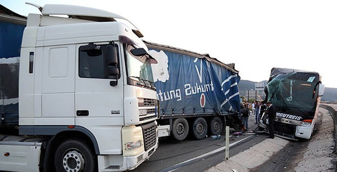Trafik canavarı mesaide: 4 ölü, 16 yaralı