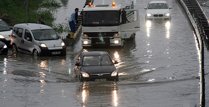 Kuvvetli yağış İstanbul'u esir aldı