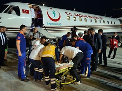 Yaralı Filistinliler Türkiye'ye getirildi