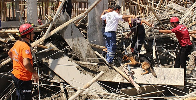 Öğrenci Merkezi inşaatı çöktü: 4 yaralı