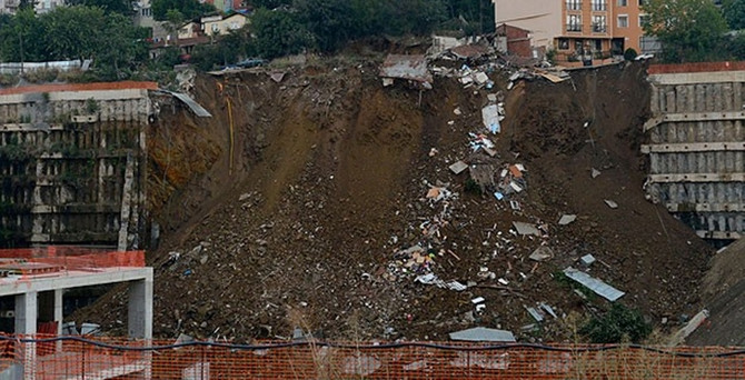 Üsküdar'da istinat duvarı çöktü