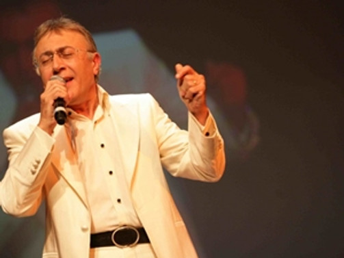 Ali Kocatepe, ellinci sanat yılını sahnede kutluyor