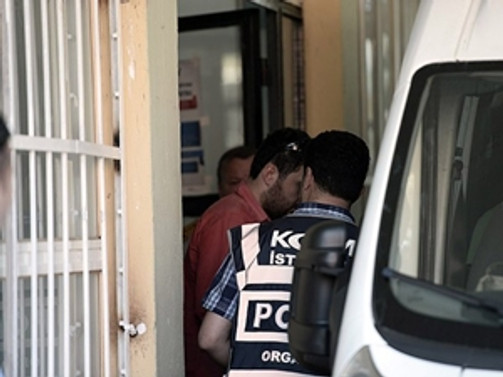'Paralel' soruşturmasında 1 polis teslim oldu
