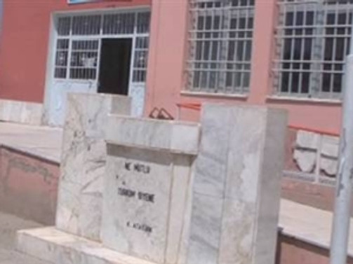 Bayrağı indirip, Atatürk büstünü söktüler