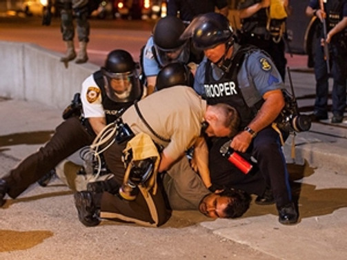 Ferguson'da polis binasına yürüdüler