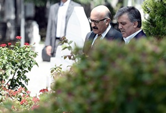Gül, Erbakan'ın mezarını ziyaret etti