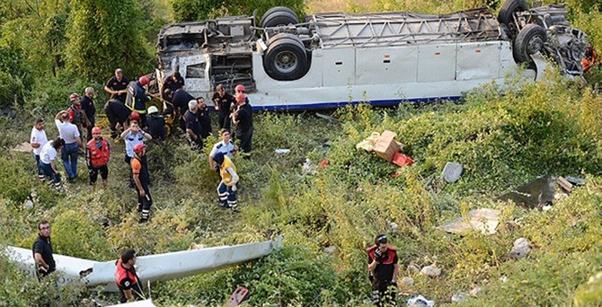 Uludağ yolunda otobüs devrildi