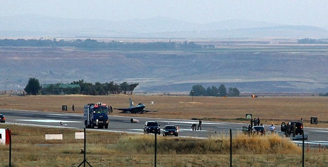 Diyarbakır'da F-16 savaş uçağı düştü!