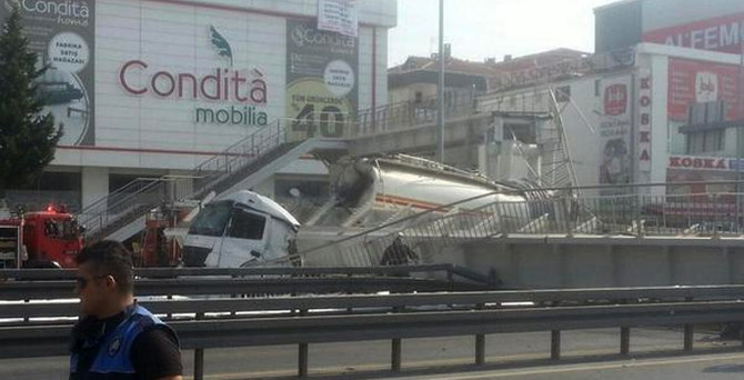Avcılar'da tanker üst geçidi yıktı