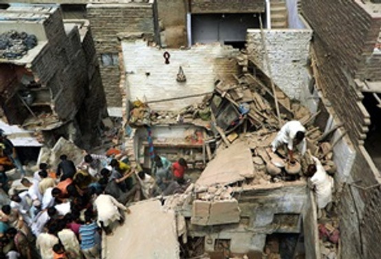 Pakistan'da bina çöktü: 11 ölü