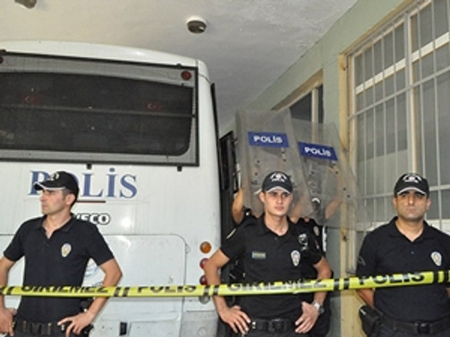 Diyarbakır'da polis aracına saldırı
