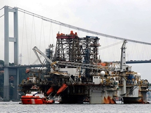 Dev platform İstanbul Boğazı'nda