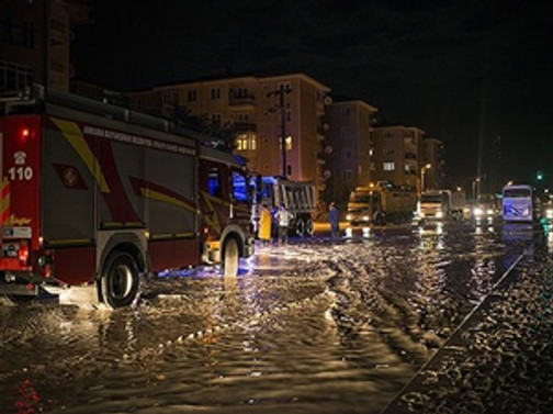 Ankara'da etkili olan sağanak yaşamı olumsuz etkiledi