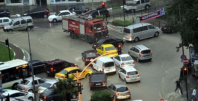 Bursa'da şiddetli yağış etkili oldu