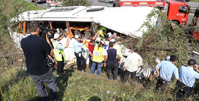 Sakarya'da yolcu otobüsü devrildi