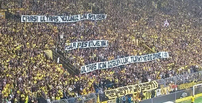 Dortmund taraftarından Çarşı mesajı