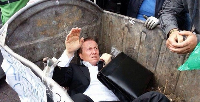 Vekili çöpe attılar