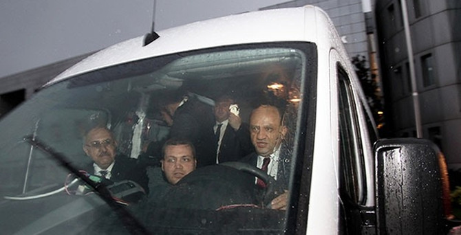 Bakan Işık, elektrikli minibüsü test etti